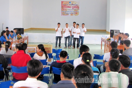 Các học viên tại Trung tâm giáo dục lao động và xã hội tỉnh giao lưu văn nghệ với các hội viên Hội LHTN Việt Nam tỉnh Quảng Ngãi.